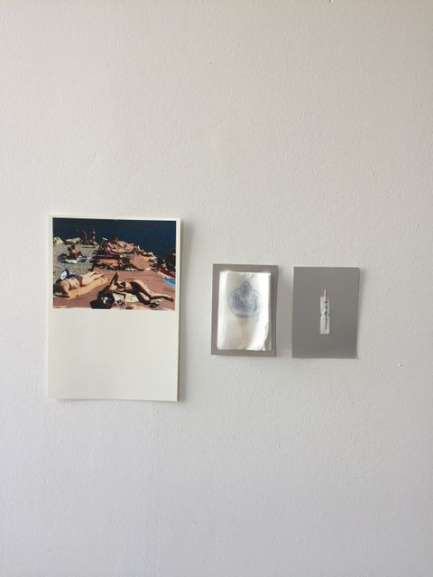 Fotografie von Strandpromenade, benutze Serviette und Zahnstocher auf Postkarte
